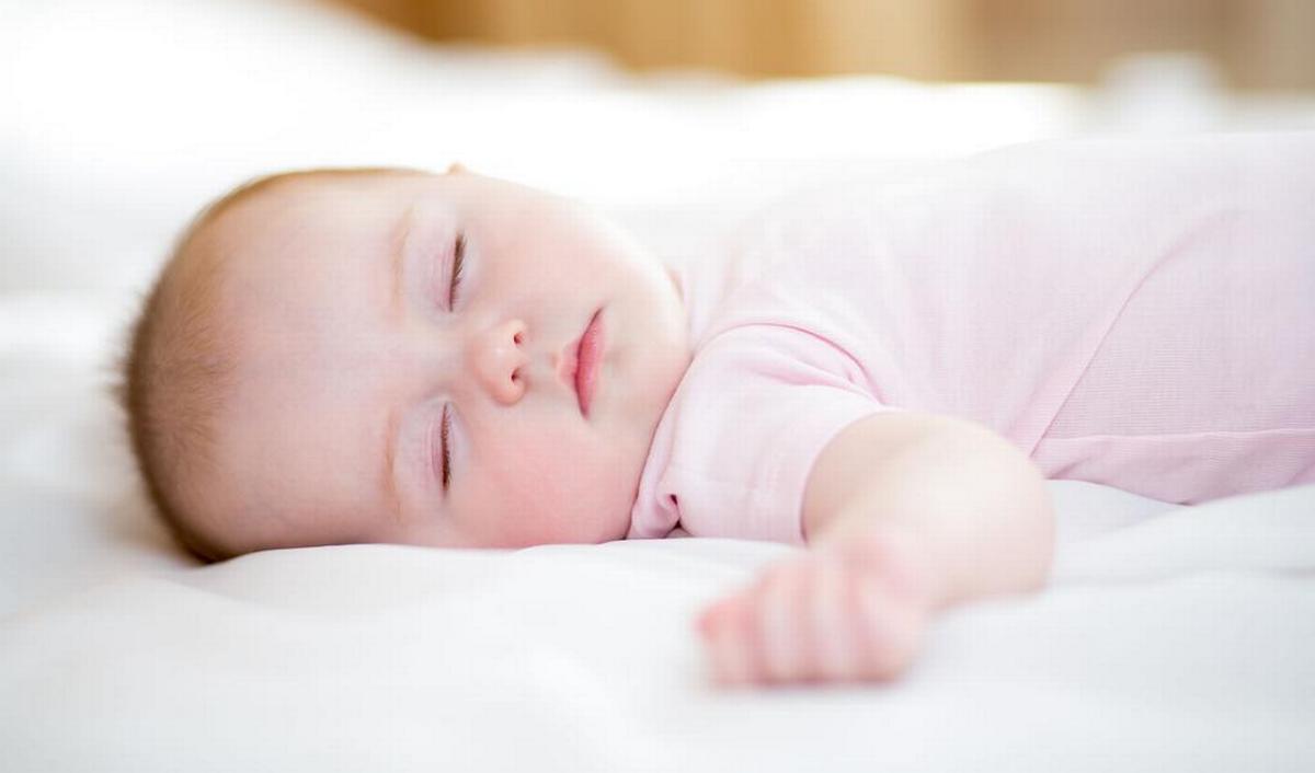 Waarom baby's lachen en brabbelen tijdens het slapen gezondheid.be Waarom baby's lachen en brabbelen tijdens het slapen gezondheid.be