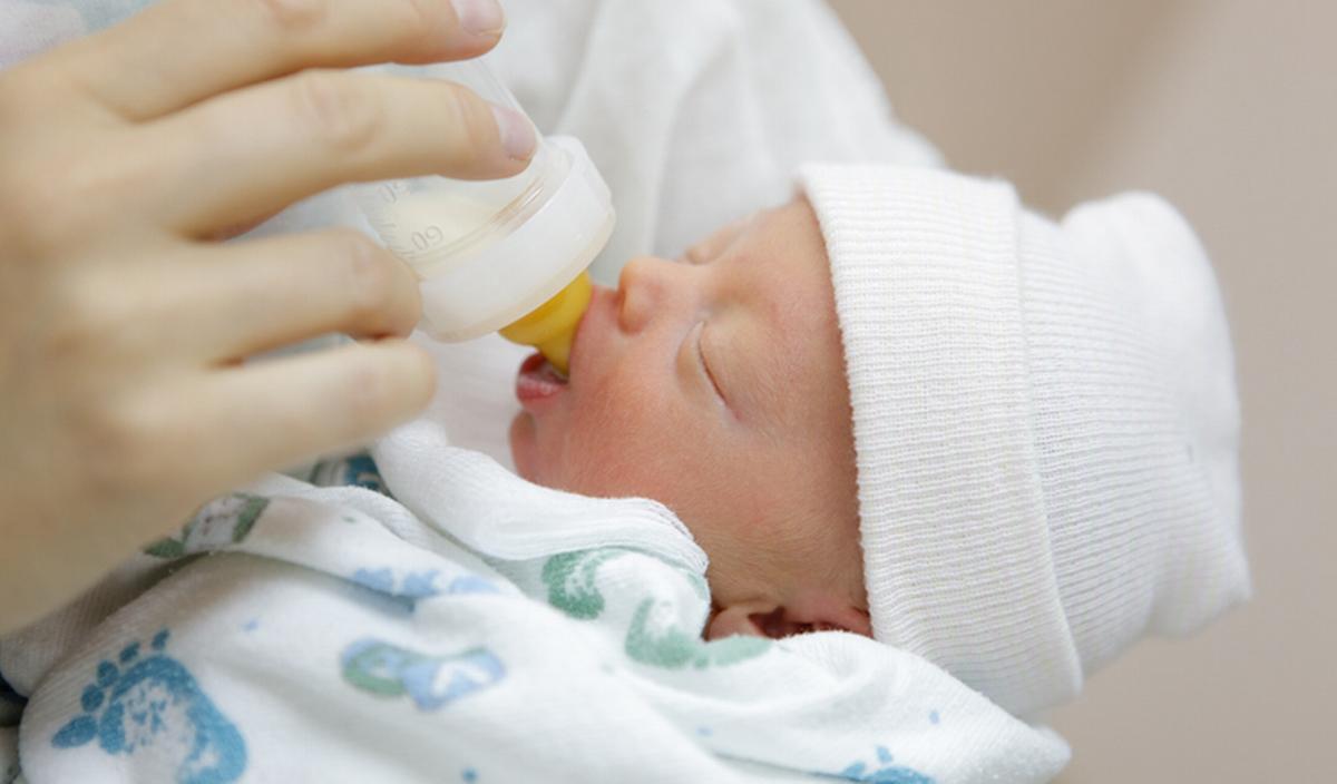 Nourrir un bébé prématuré en utilisant la méthode d’alimentation basée sur des signaux