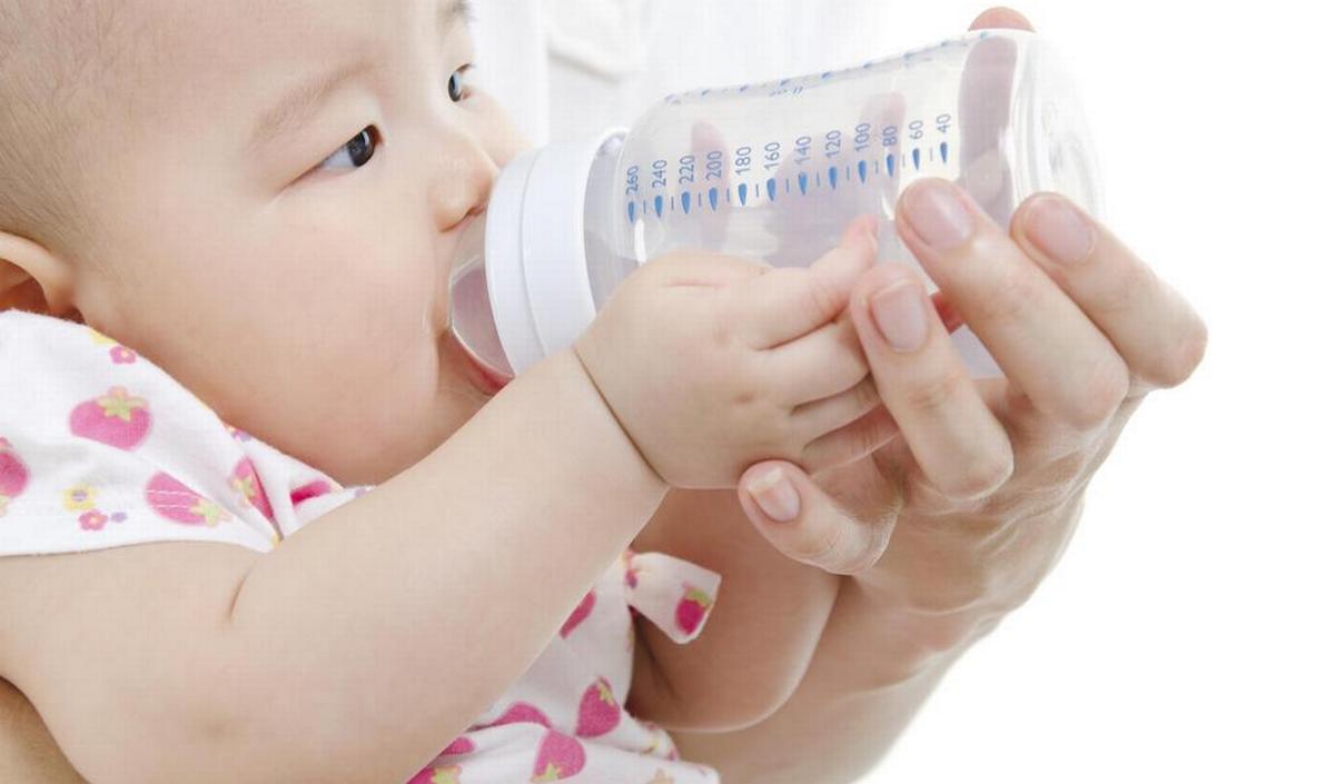 Wanneer Mag Baby Water Drinken